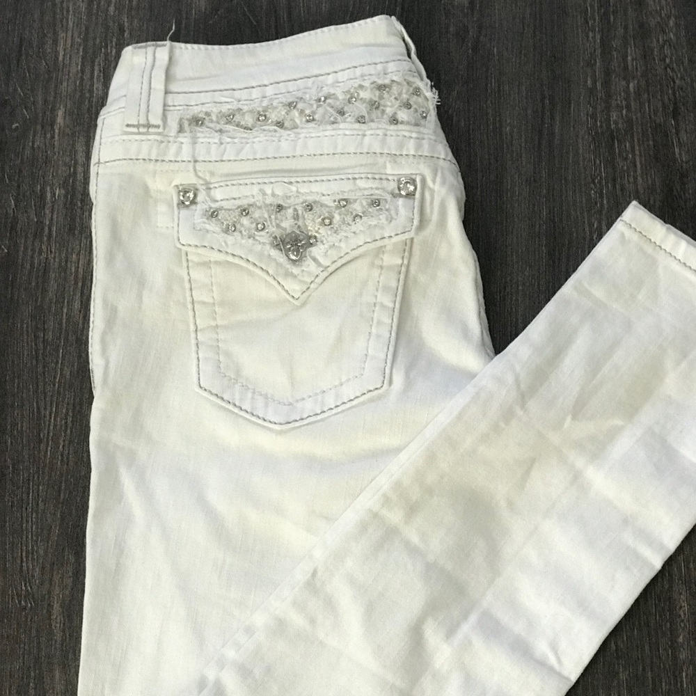 White denim skinny Miss Me’s 😍🔥